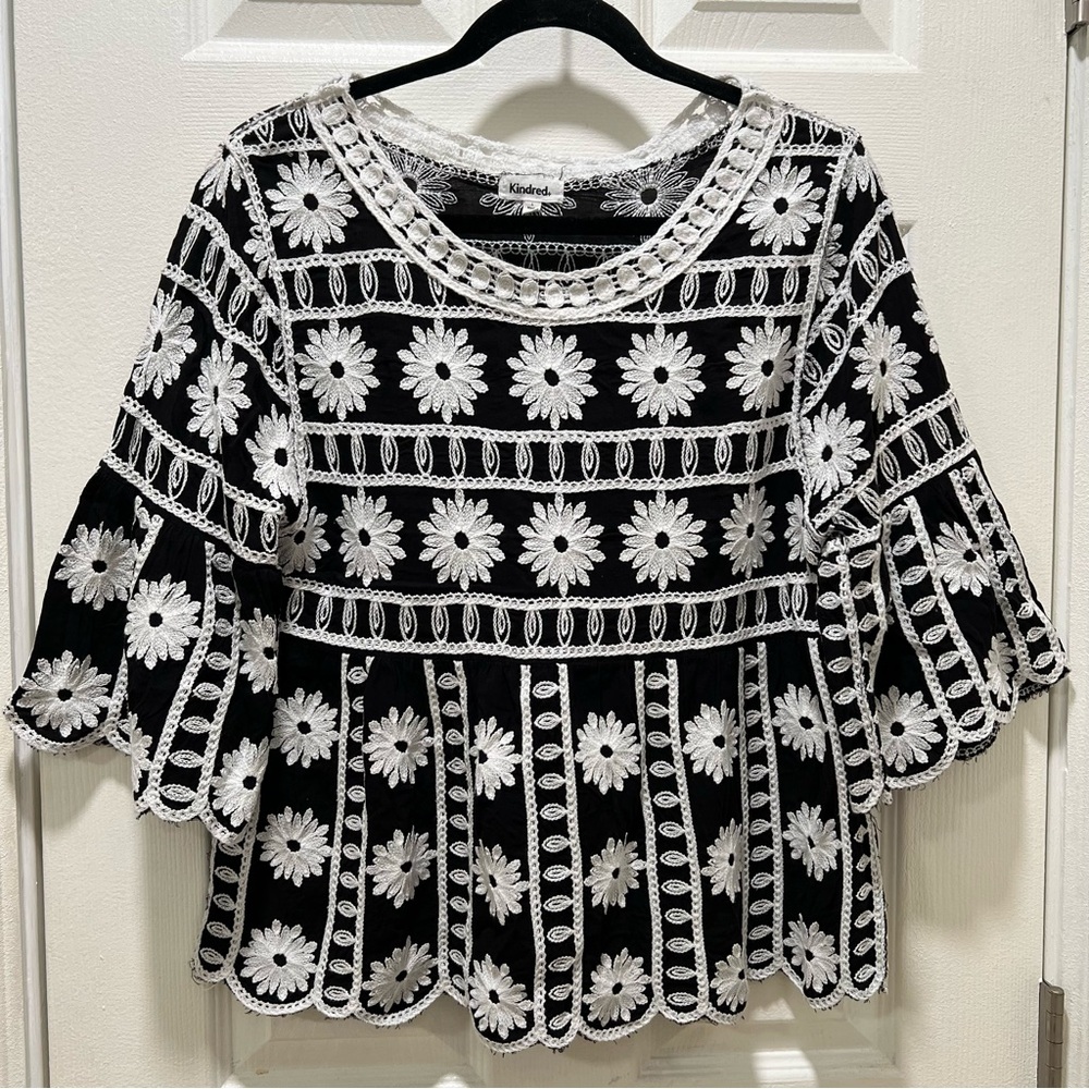 Kindred Black & White Floral Embroidery Bell Sleeve Top SIZE Large